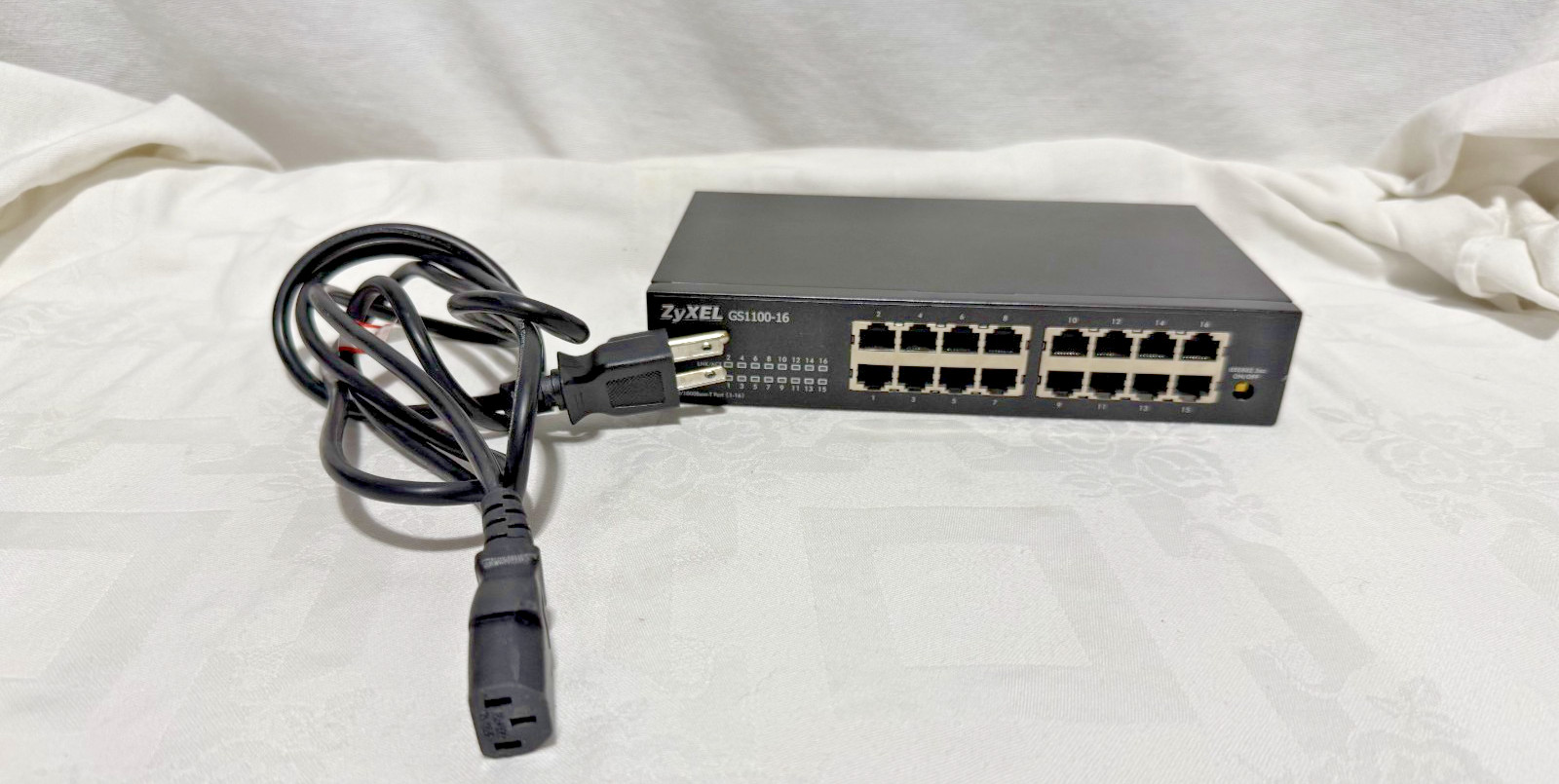 ZyXEL GS1100-16 16 Port Unmanaged Gigabit Ethernet Switch Desktop Rackmount New