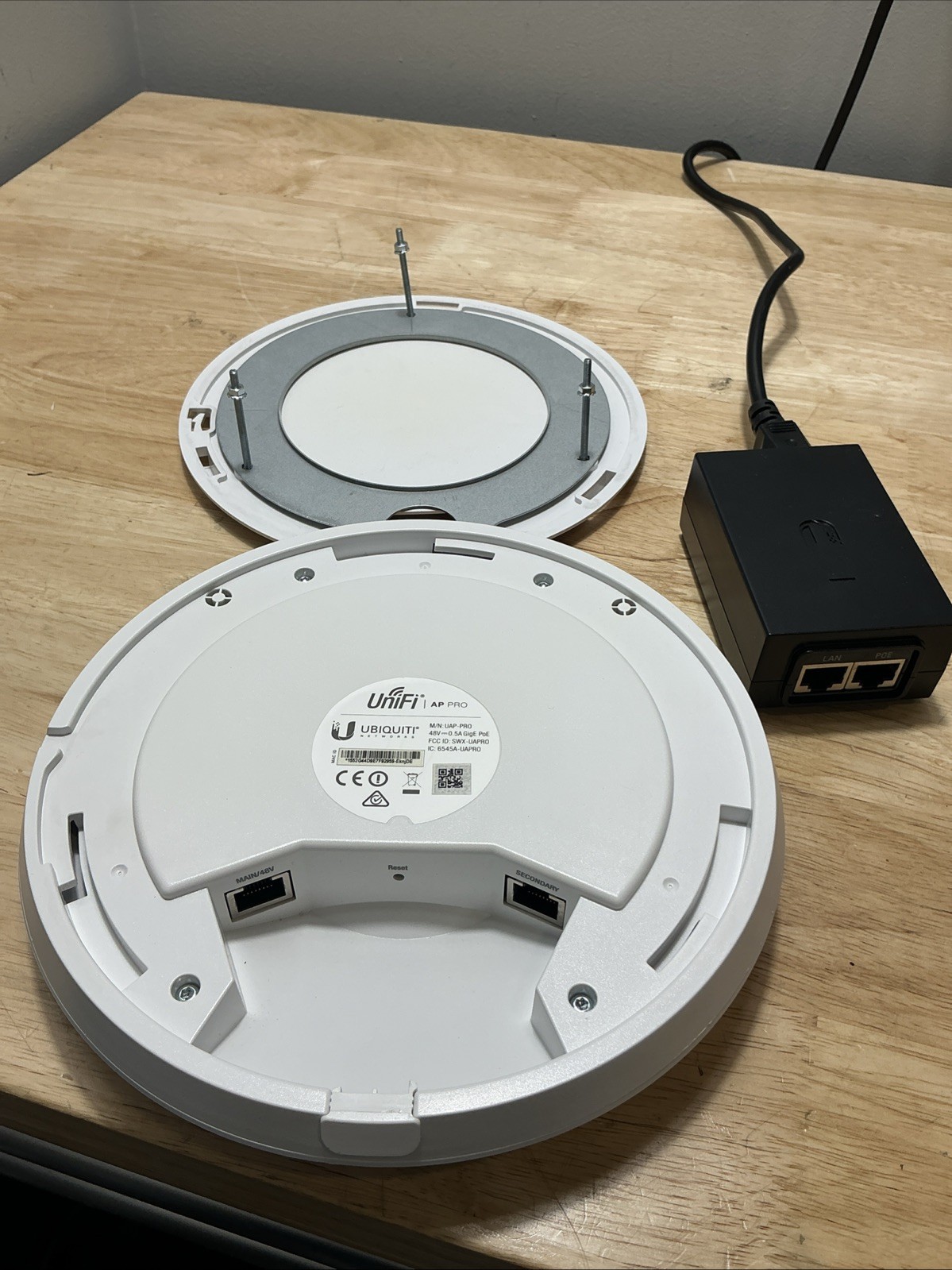 Ubiquiti UniFi AP Pro UAP-Pro Wireless Access Point Unit With Mount And Power