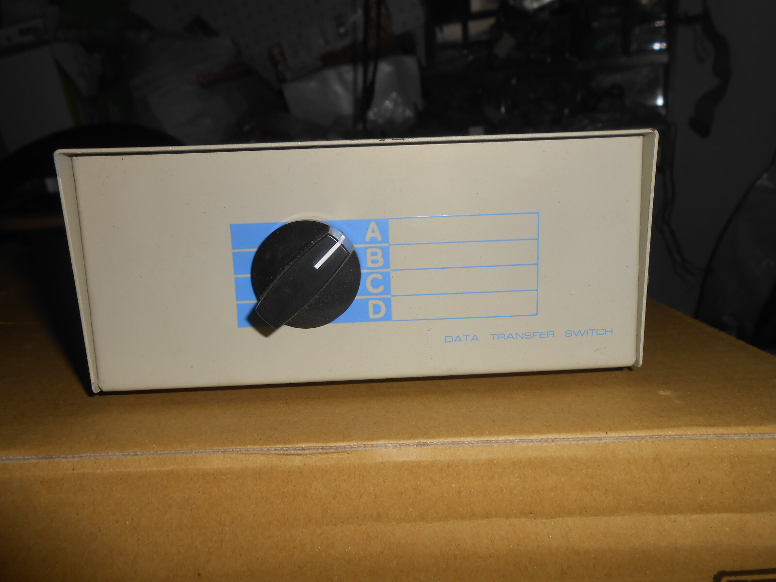Manhattan 4-Way VGA Monitor + Din-5 Keyboard Switch Box