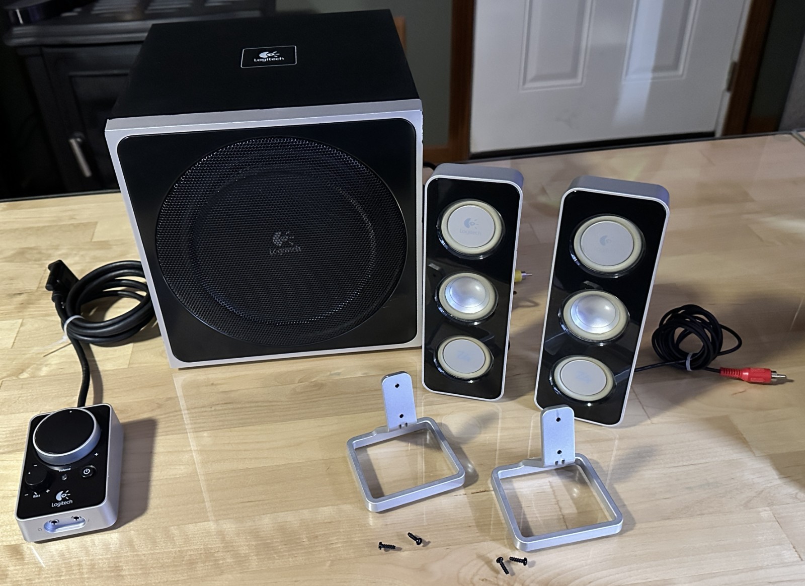 Logitech Z4 2.1 Speaker System Subwoofer Satellites Control Pod Stands Works