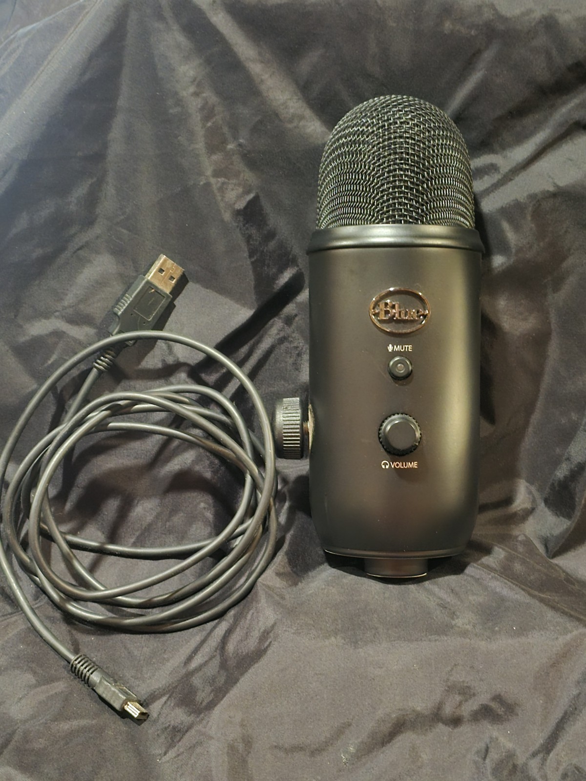 Blue Yeti Blackout USB Wired Mic w/ Mute, Volume & Gain Control, Black