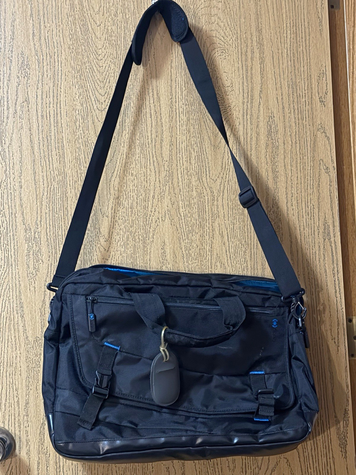 Speck messenger style laptop bag 25 inch