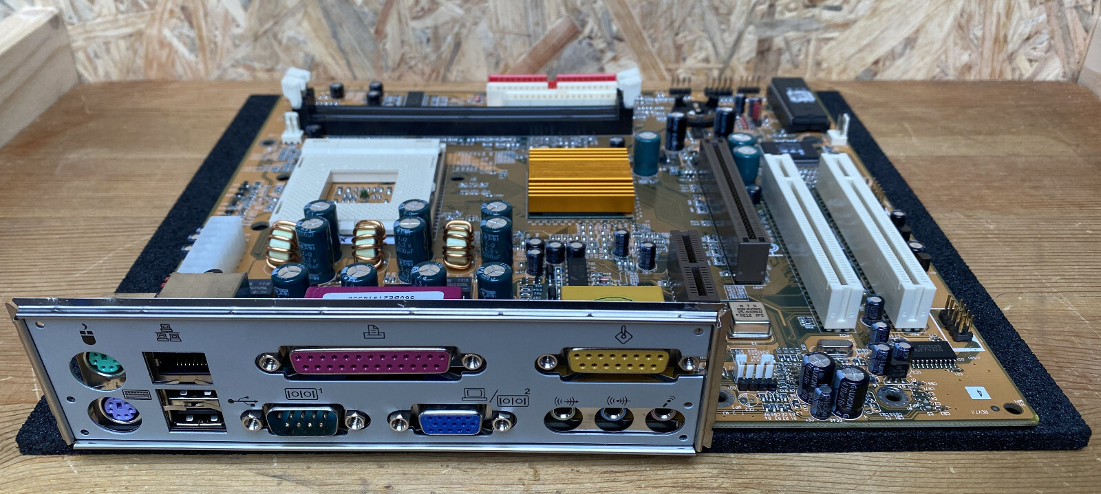 Elitegroup / EagleTec / PCChips M810LR V7.1 Motherboard + I/O Shield + FB PCTEL AM