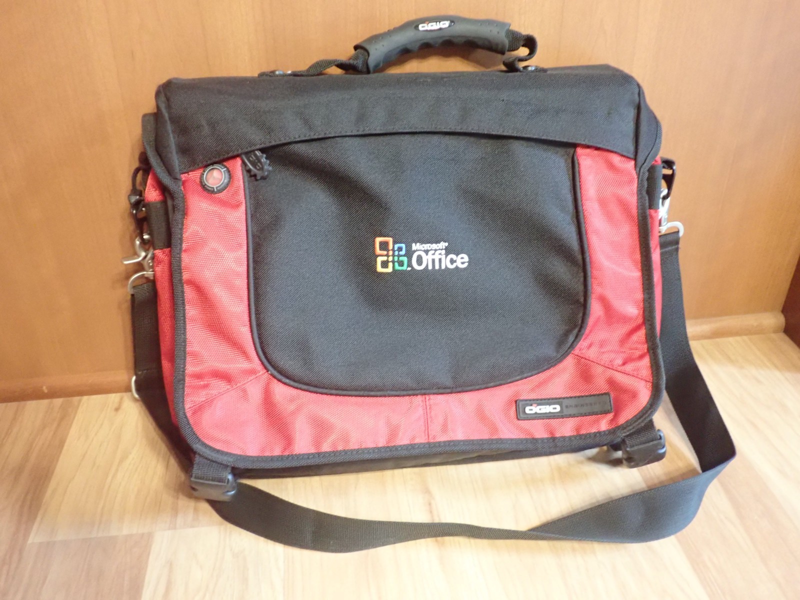 OGIO Padded Laptop Messenger Bag Microsoft Office Logo Red Black NICE