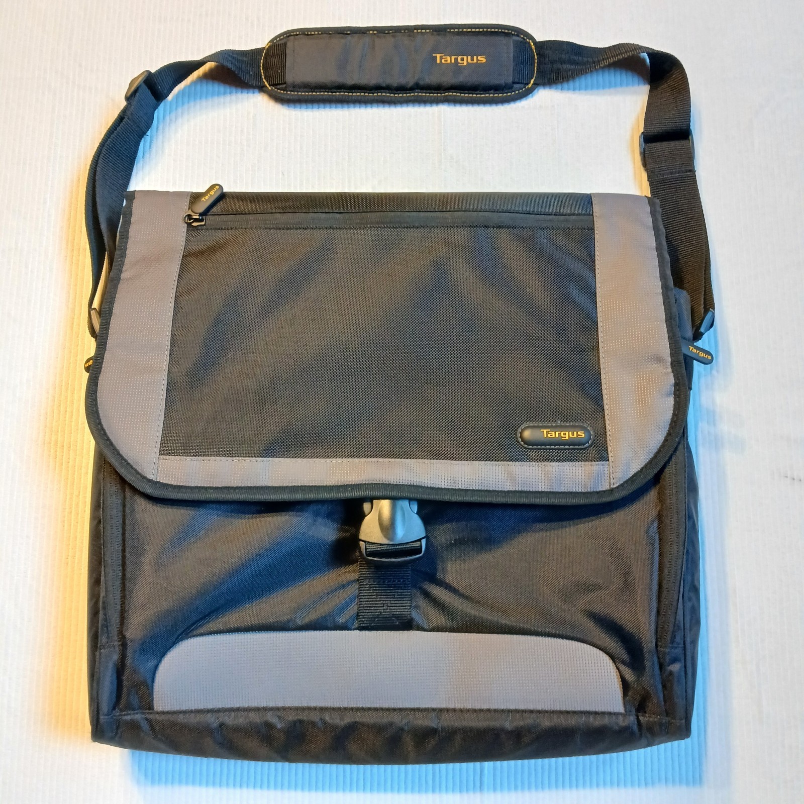 Targus Citygear TCG200 17 43.2cm Notebook Messenger Bag