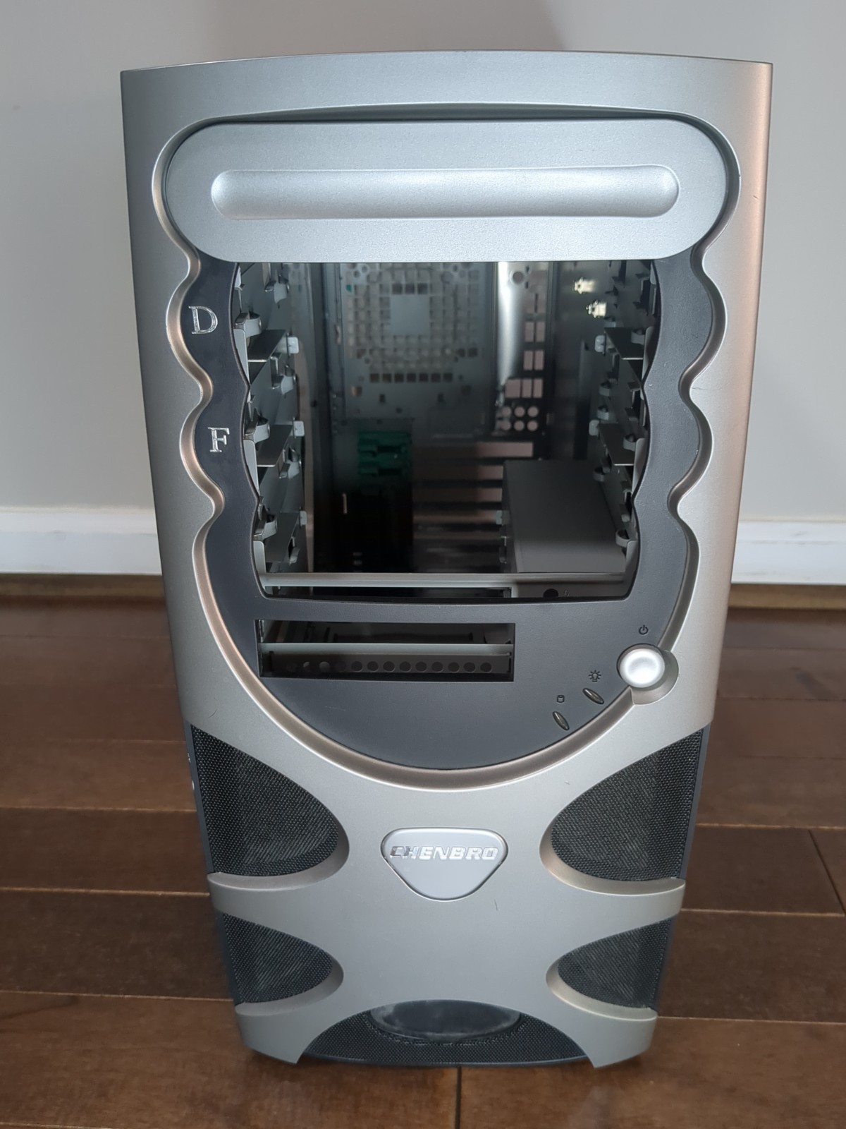 Vintage Chenbro Xpider Gaming Bomb Mid Tower Retro Computer PC Case