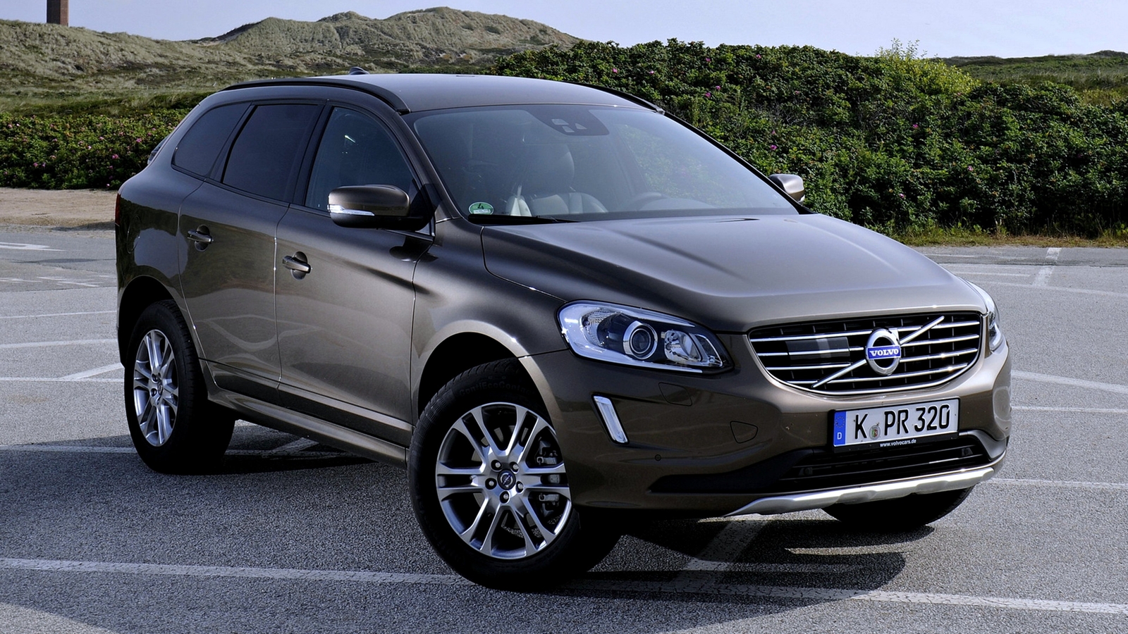 Cars 2013 volvo xc60 d4 44 speed motors force road Desk Mat Stitched