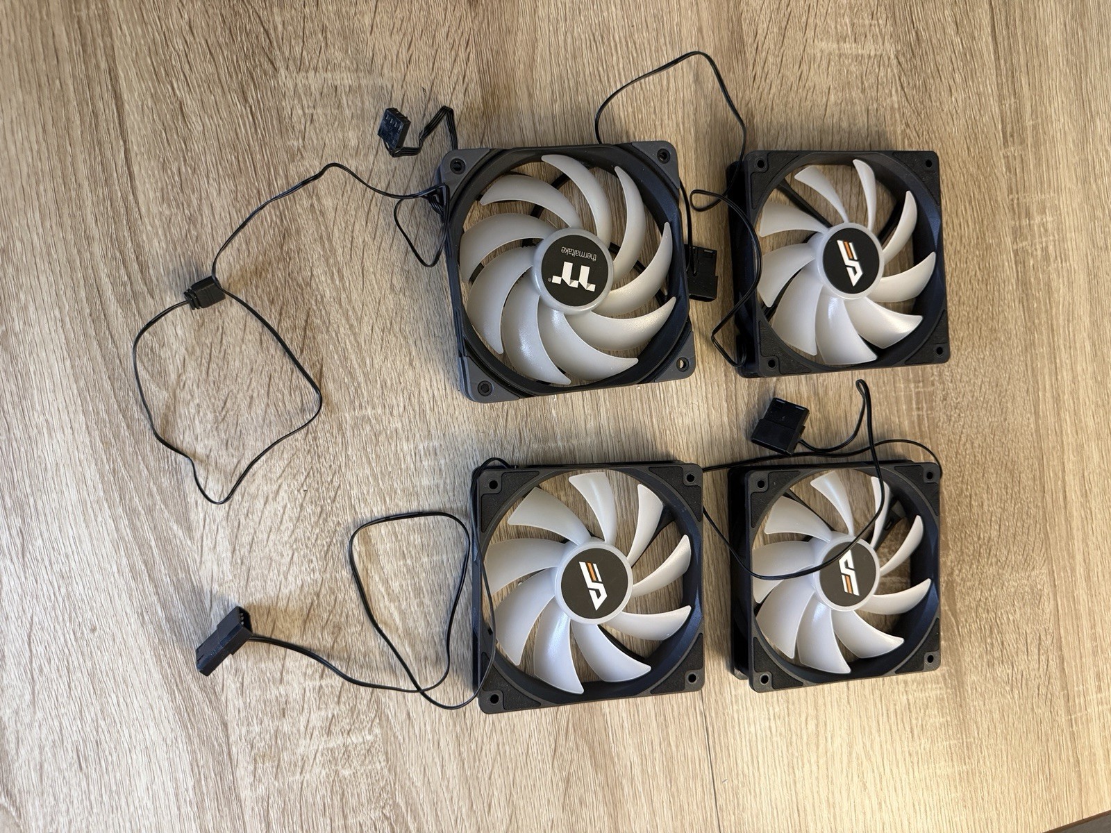 Thermaltake Vetroo 120mm Hydraulic Case Fan Set Black White 48CFM 1200RPM 4-Pack