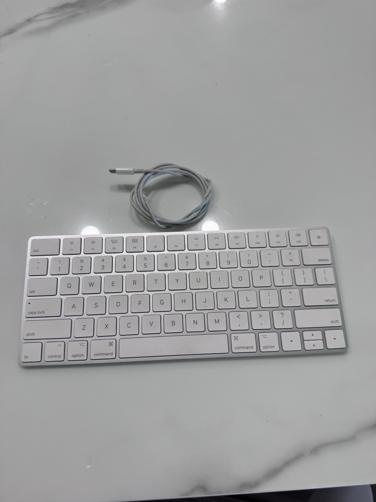 Apple Magic Keyboard - White (MLA22LL/A)  A1644 Used no box. Tested 100% works