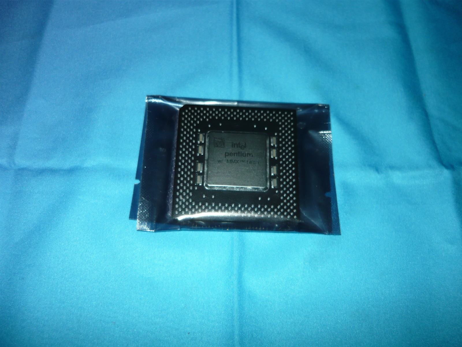 Vintage Intel Pentium with MMX 233 MHz Socket 7 CPU Processor A80503233 Used