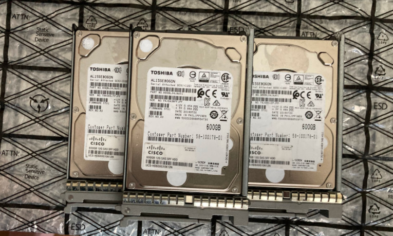 [Lot of 3 ] 600GB 12G 2.5"  SAS Cisco / Toshiba Enterprise Hard Drives in tray