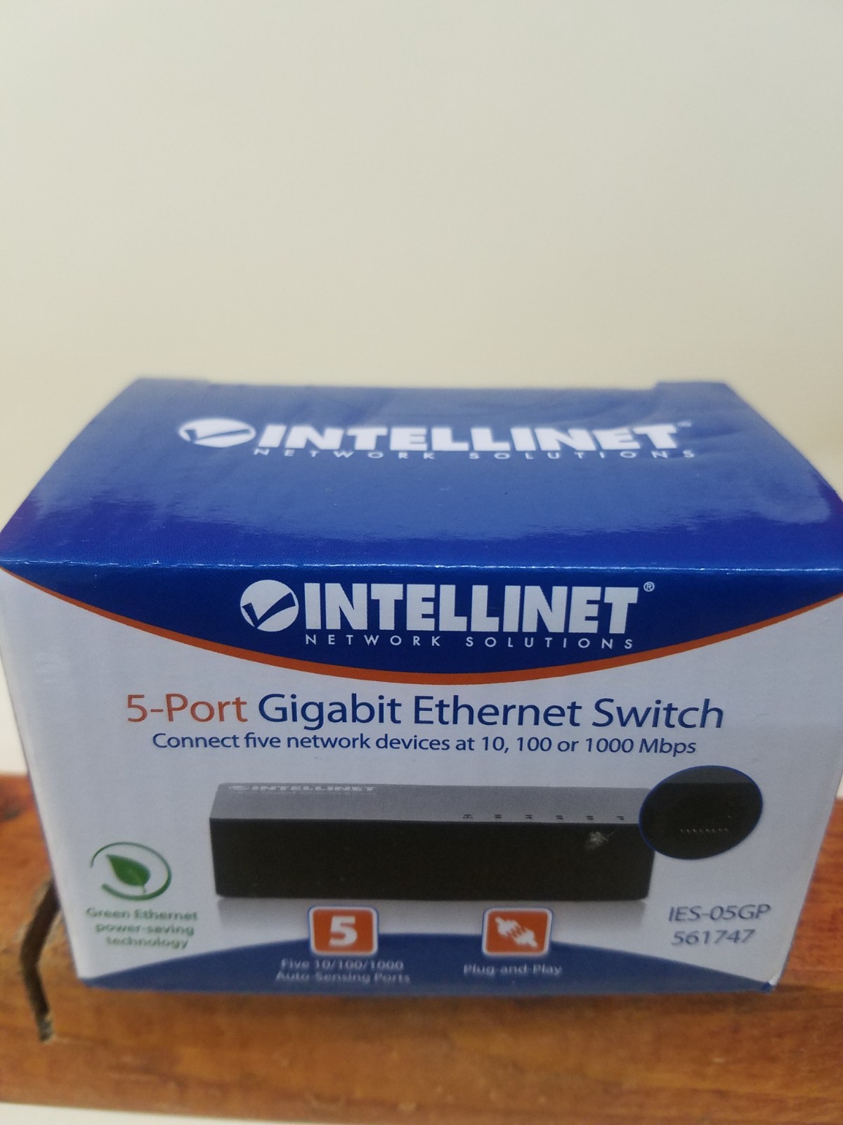 Intellinet 530378 5-Port Gigabit Ethernet Switch  With AC power cord