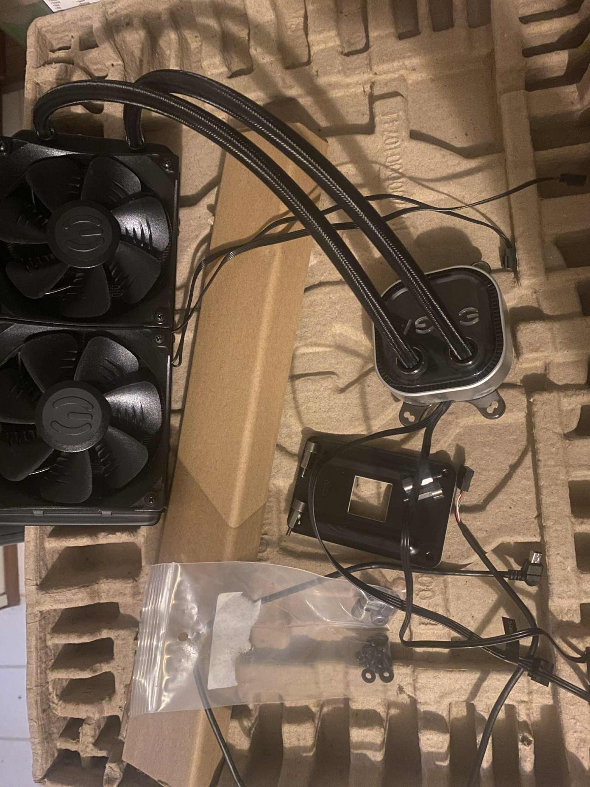 EVGA 240mm All-In-One RGB LED CPU Liquid Cooler - Black AMD ONLY(400-HY-CL24-V1)