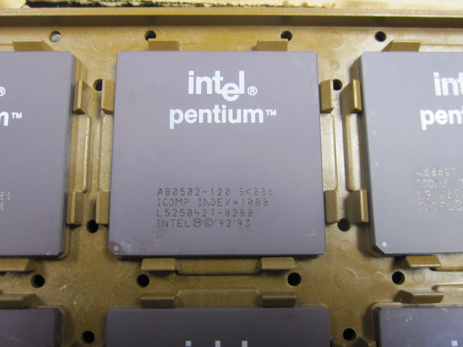 Vintage Intel Pentium 120Mhz Cermaic GOLD pin CPU A80502-120 SX994 SY033 SY062