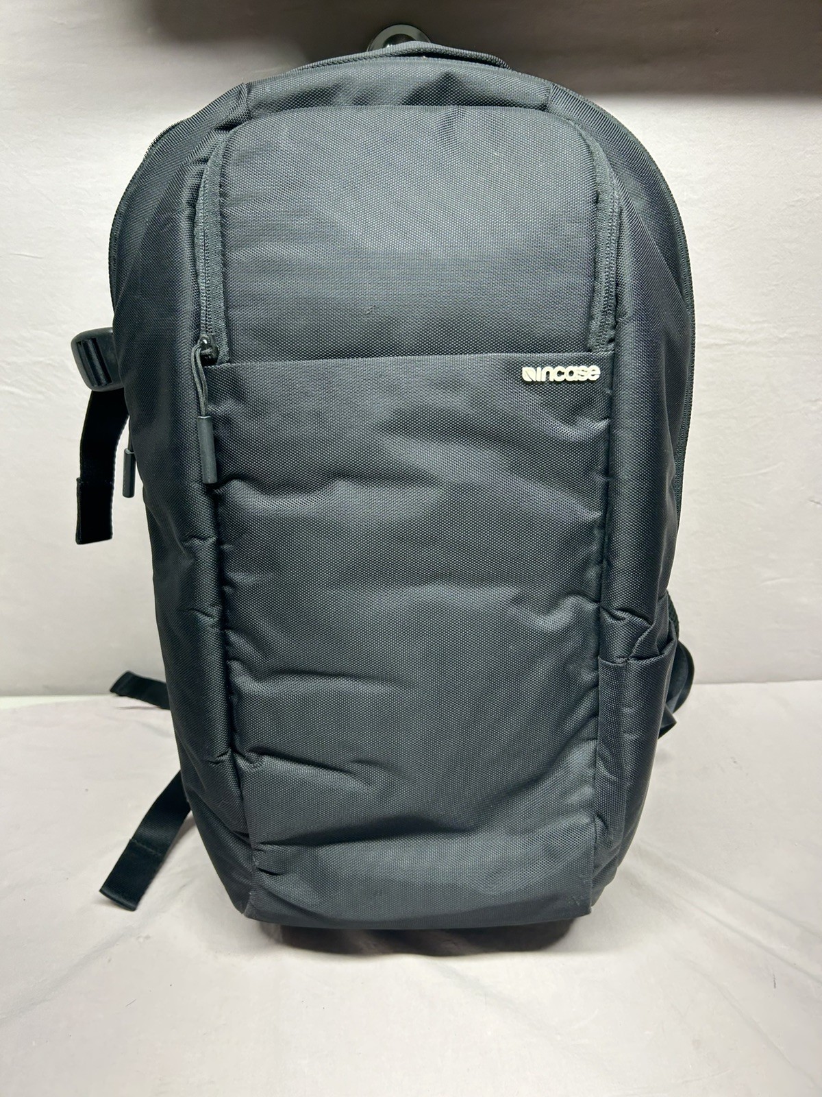 INCASE ICON SLIM BACKPACK (BLACK) Adjustable Divider System. Used But VERY CLEAN