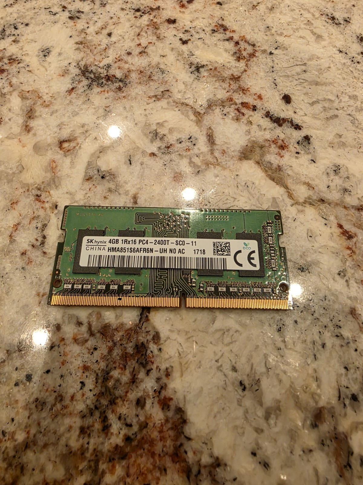 SK hynix 4GB DDR4 SO-DIMM PC4-2400T 260-Pin 1Rx16 RAM HMA851S6AFR6N-UH