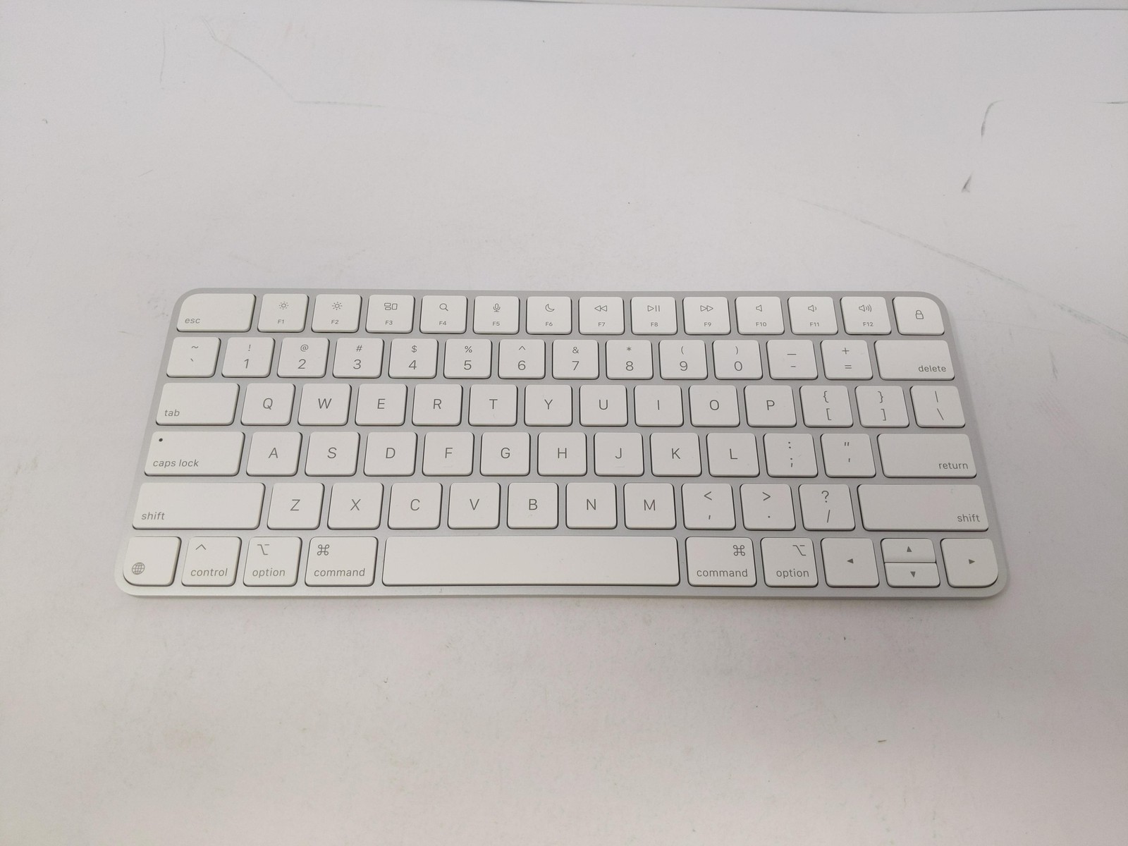 *NO ACC* Apple Magic Keyboard, Bluetooth, White / Silver