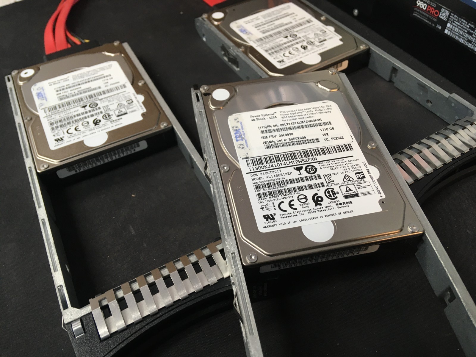 *LOT OF 10* IBM 1.8TB 10K 12G 2.5" AF SAS AL14SEB180P  *4224 FORMAT W/ TRAYS