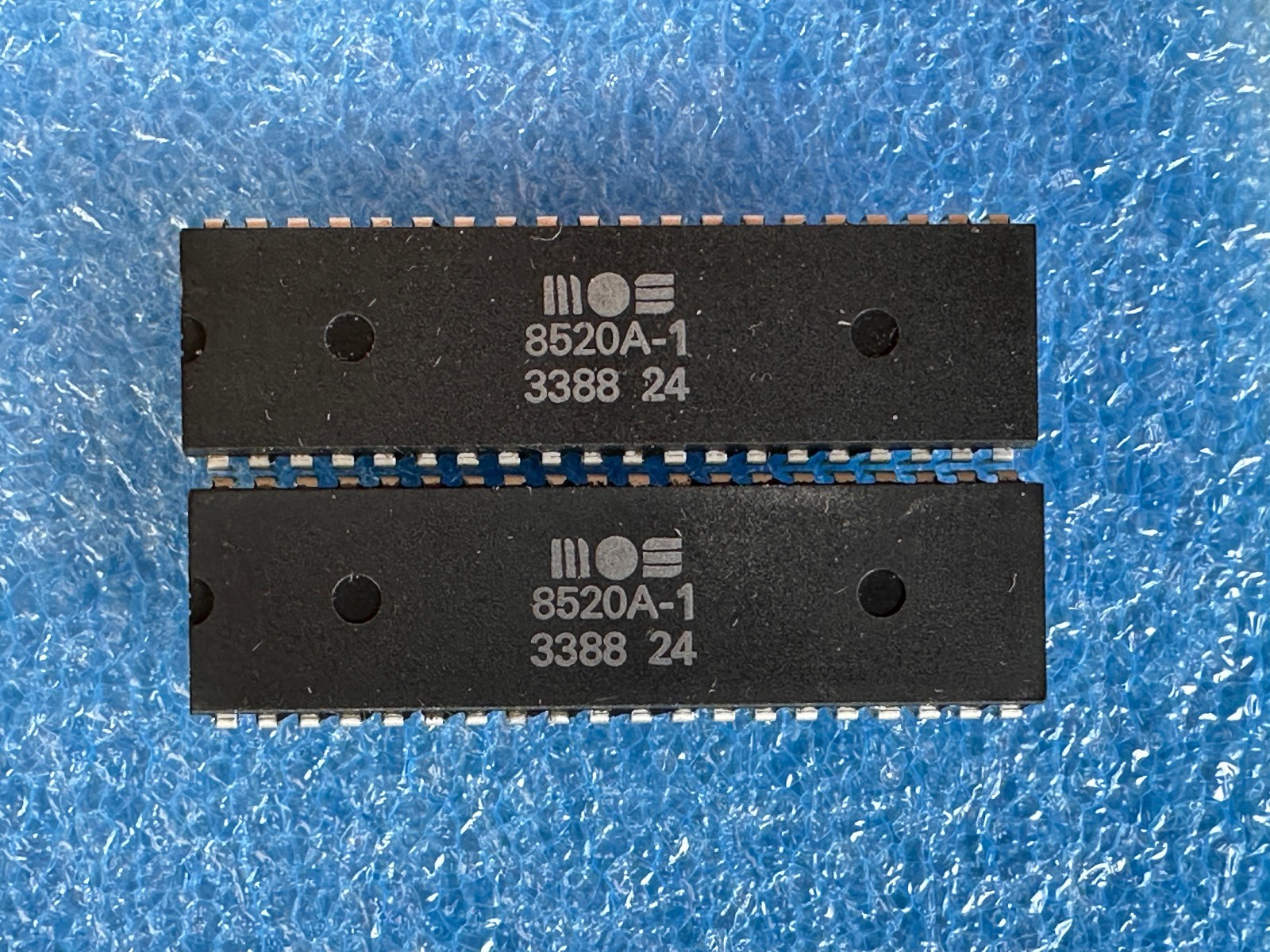 8520 MOS/CSG ODD EVEN (x2) from an Amiga 500 rev.6A... #33 88