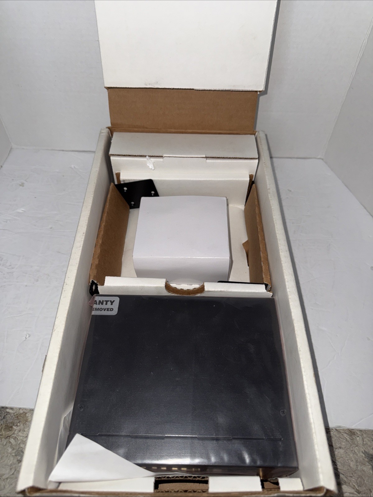 Cisco Viptela vEdge 100B AC 5 PORT 10/100/1000 ROUTER w Rack and Charger OG Box