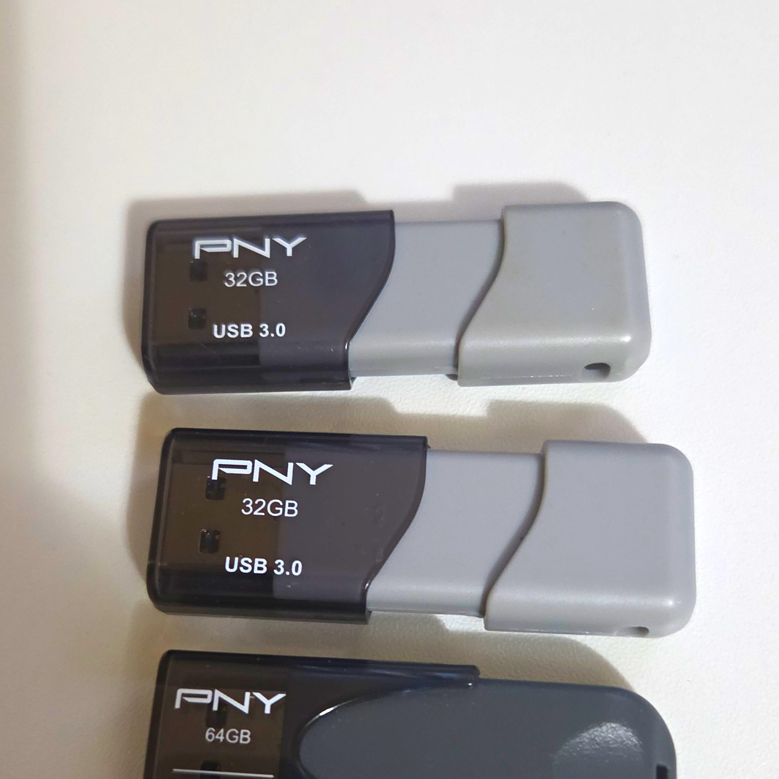 2 PNY 32GB  AND 1 64GB USB 3.0 USB-A Interface Flash Drive Gray/Black Lot of 3