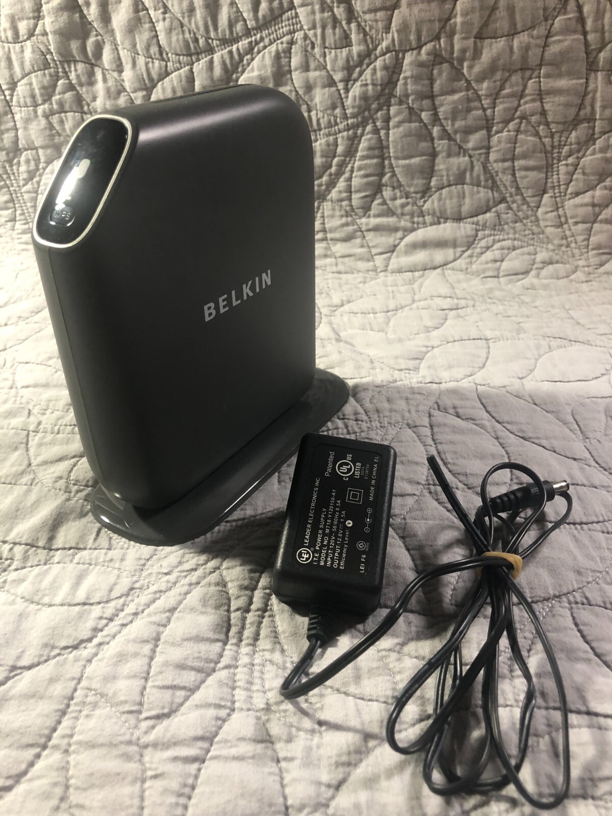 Belkin Play N600 4-Port Wireless N Router F7D8302 w/ Power Supply Bundle
