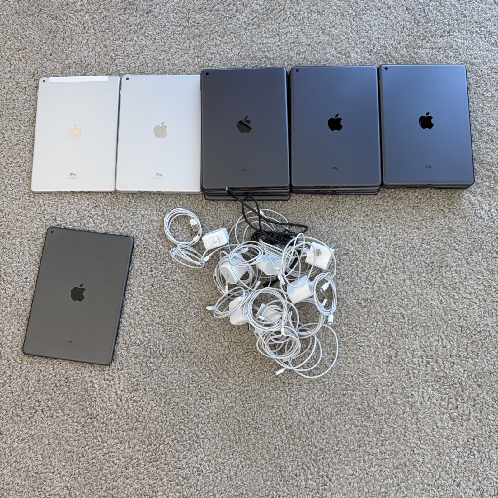 Lot Of 19 Apple iPads (17xA2602; 1 X A2603, 1 X A2270) great Condition