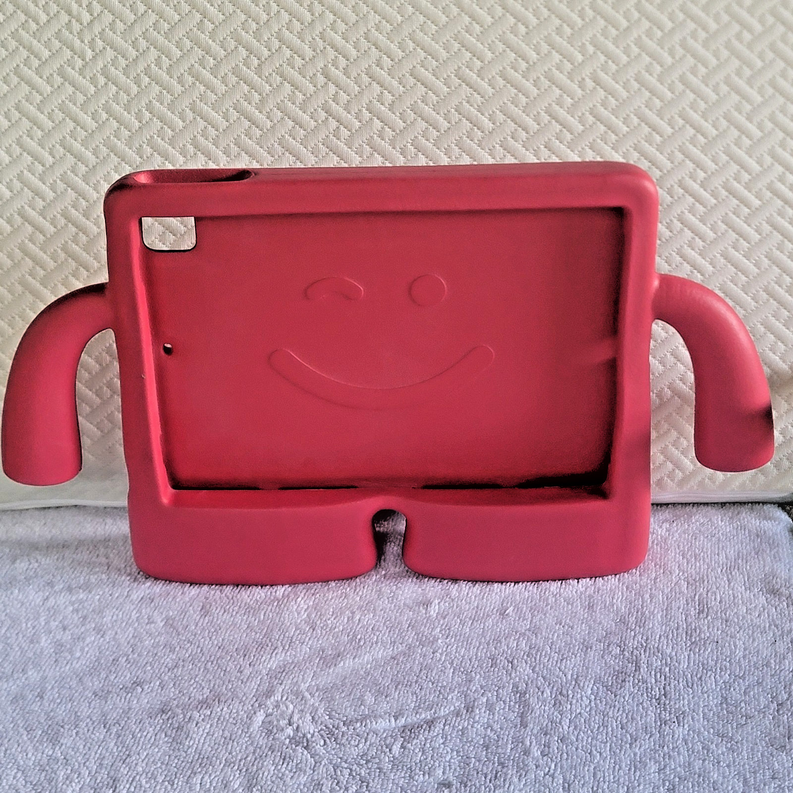 Speck iGuy Case Apple 2&3 Self Standing Arms Red Preowned Clean
