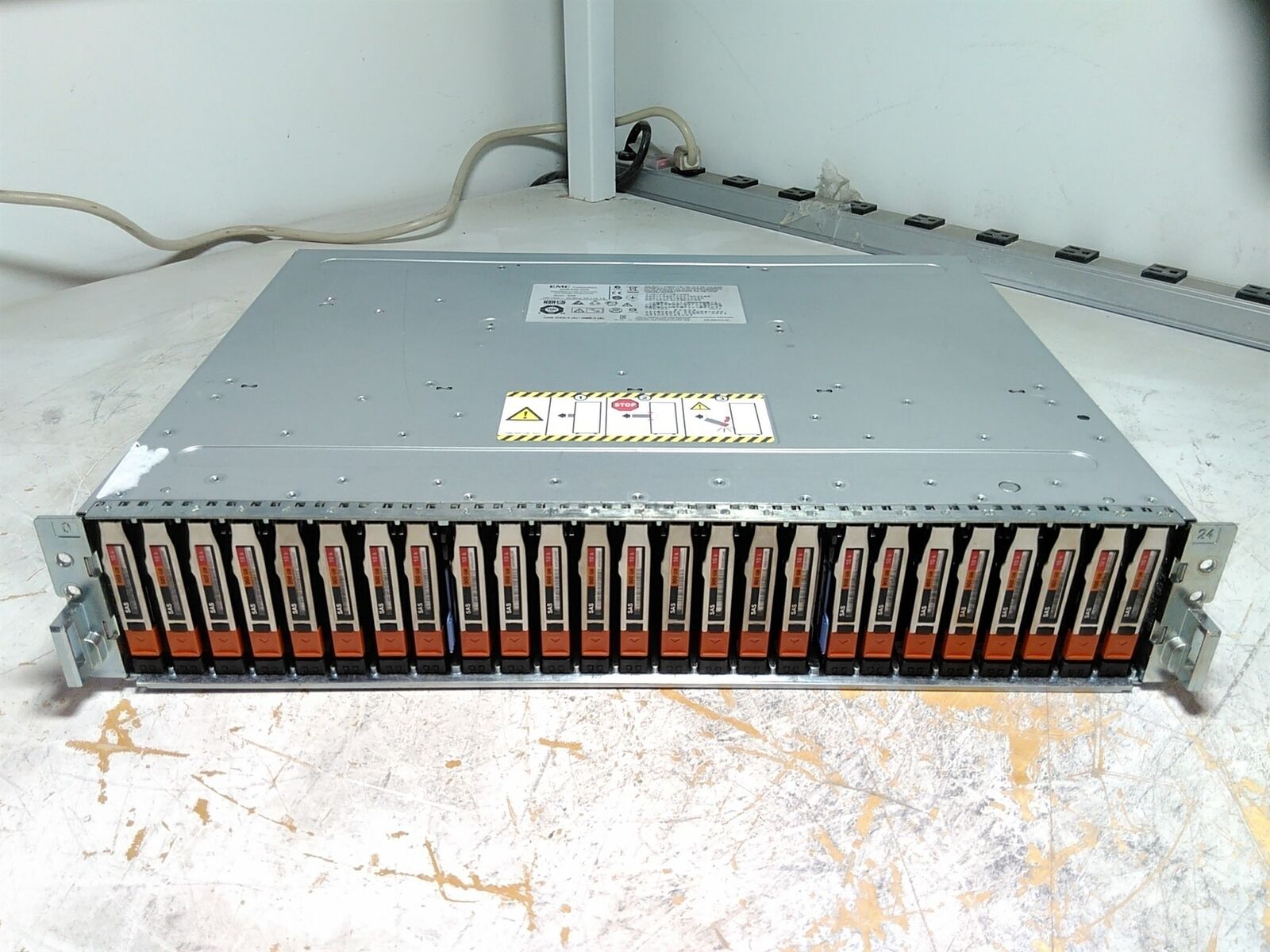 Power Tested Only EMC SAE 25 Bay SAS Disk Array w/ Caddies No Hard Drives AS-IS