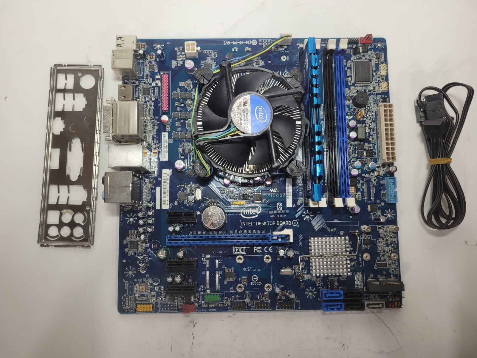 Intel Desktop Board DH77EB wi73770 4GB RAM IO Shield  2x SATA Cables 108 G2U