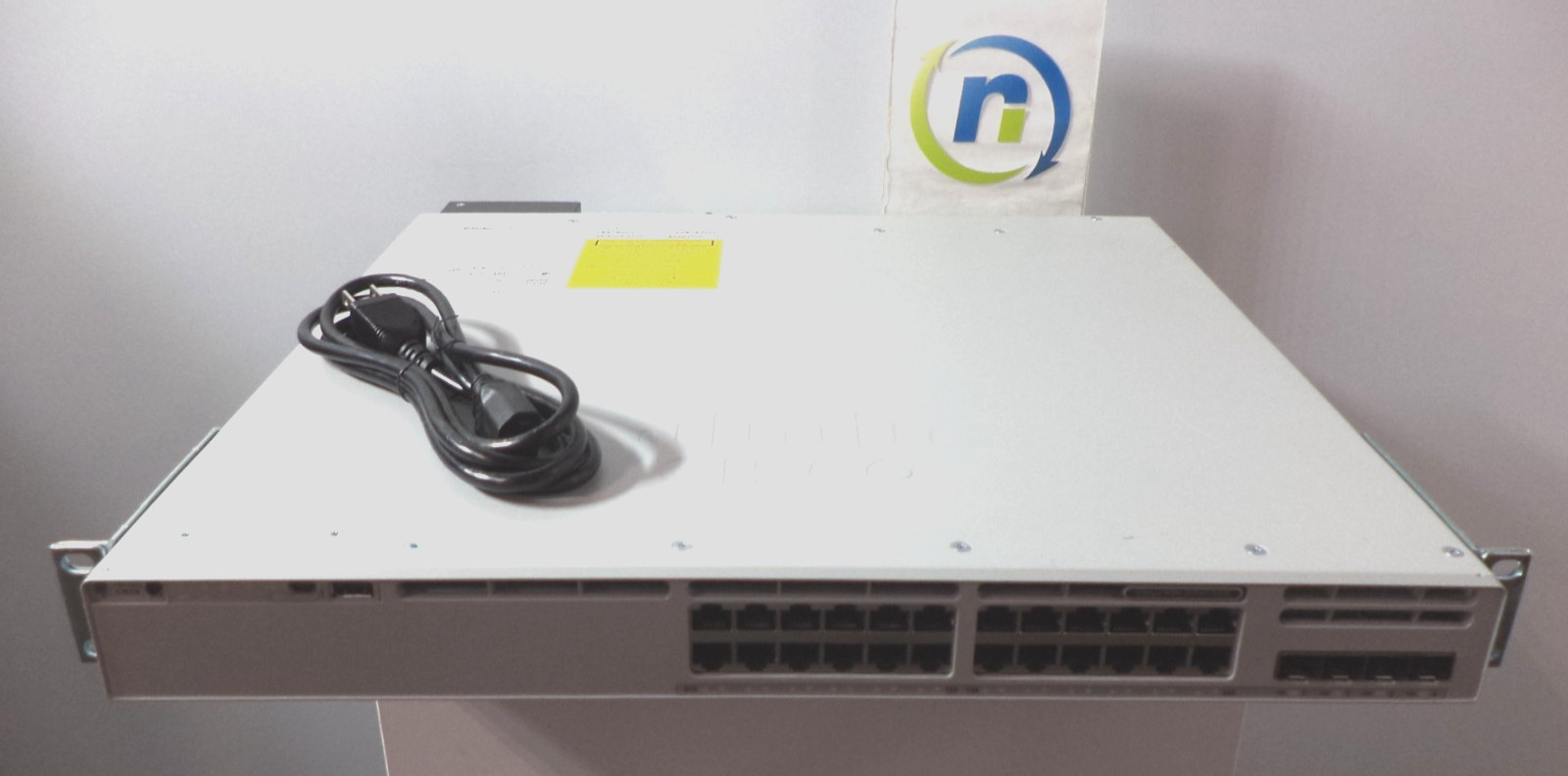 Cisco Catalyst C9300L-24P-4X-E 24 Port 1G PoE 4x10G Network Essentials - 1 YR W