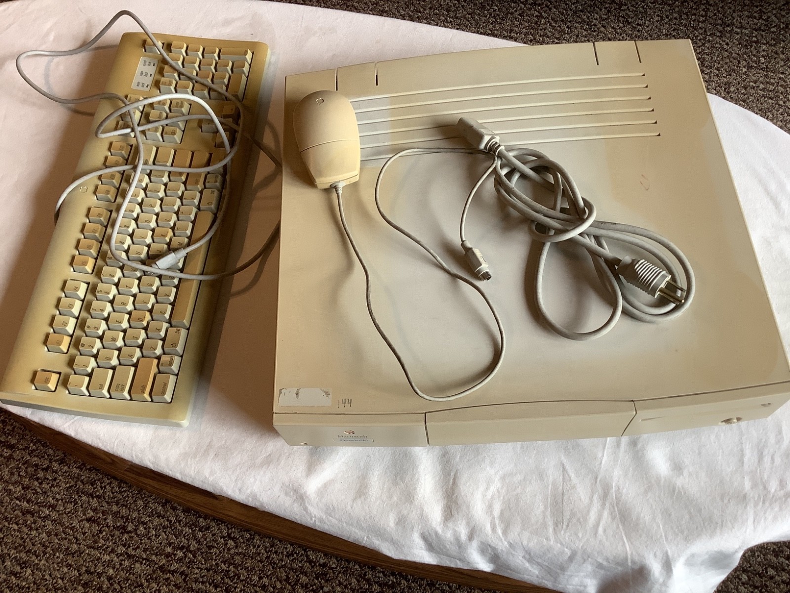 Vintage 1993 Apple Macintosh Centris 610 Computer w/keyboard & mouse, works