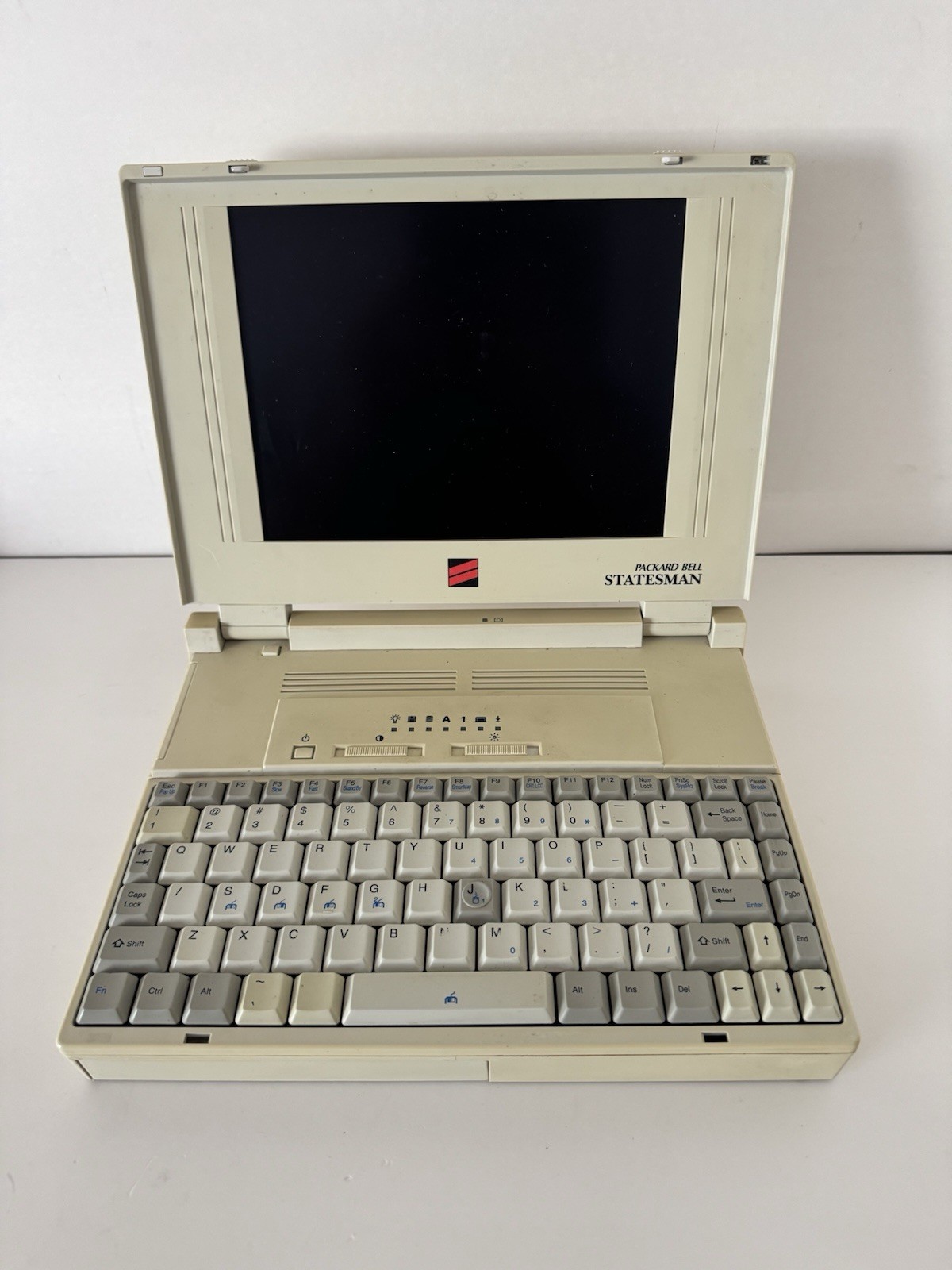 Vintage Packard Bell Statesman Laptop 810411 - Untested For parts Or Repair
