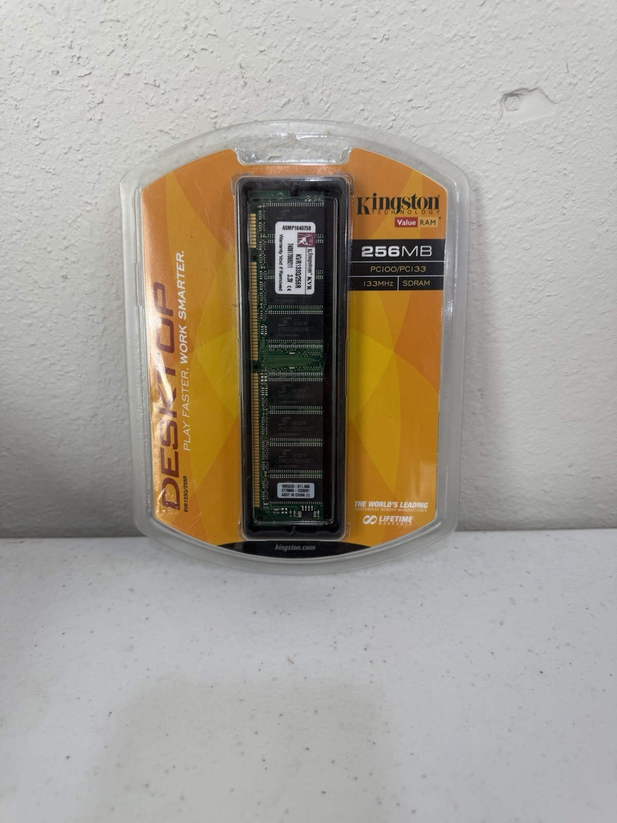 Kingston PC-133 256 MB DIMM 133 MHz SDRAM Memory (KVR133Q/256R)