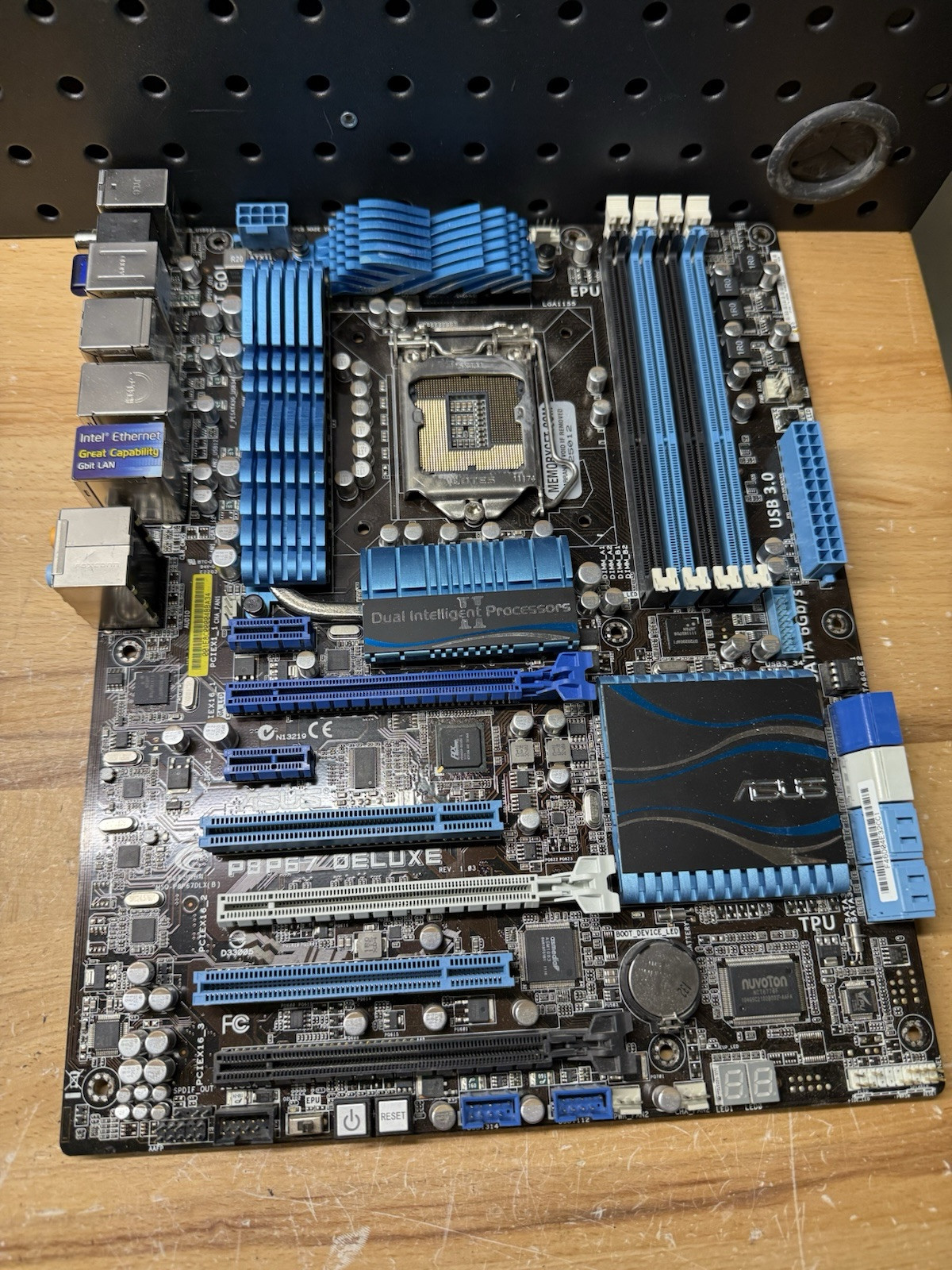 ASUS P8P67 DELUXE Rev 1.03 Intel P67 LGA 1155 SATA 6Gb/s USB 3.0 ATX Motherboard