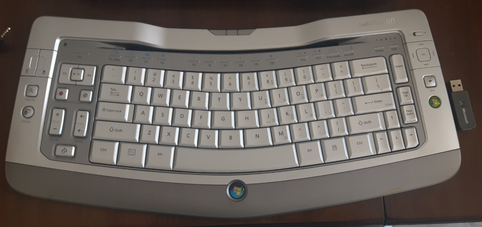 Microsoft Wireless Entertainment Keyboard w Dongle 8000 Model 1071 Backlit WORKS