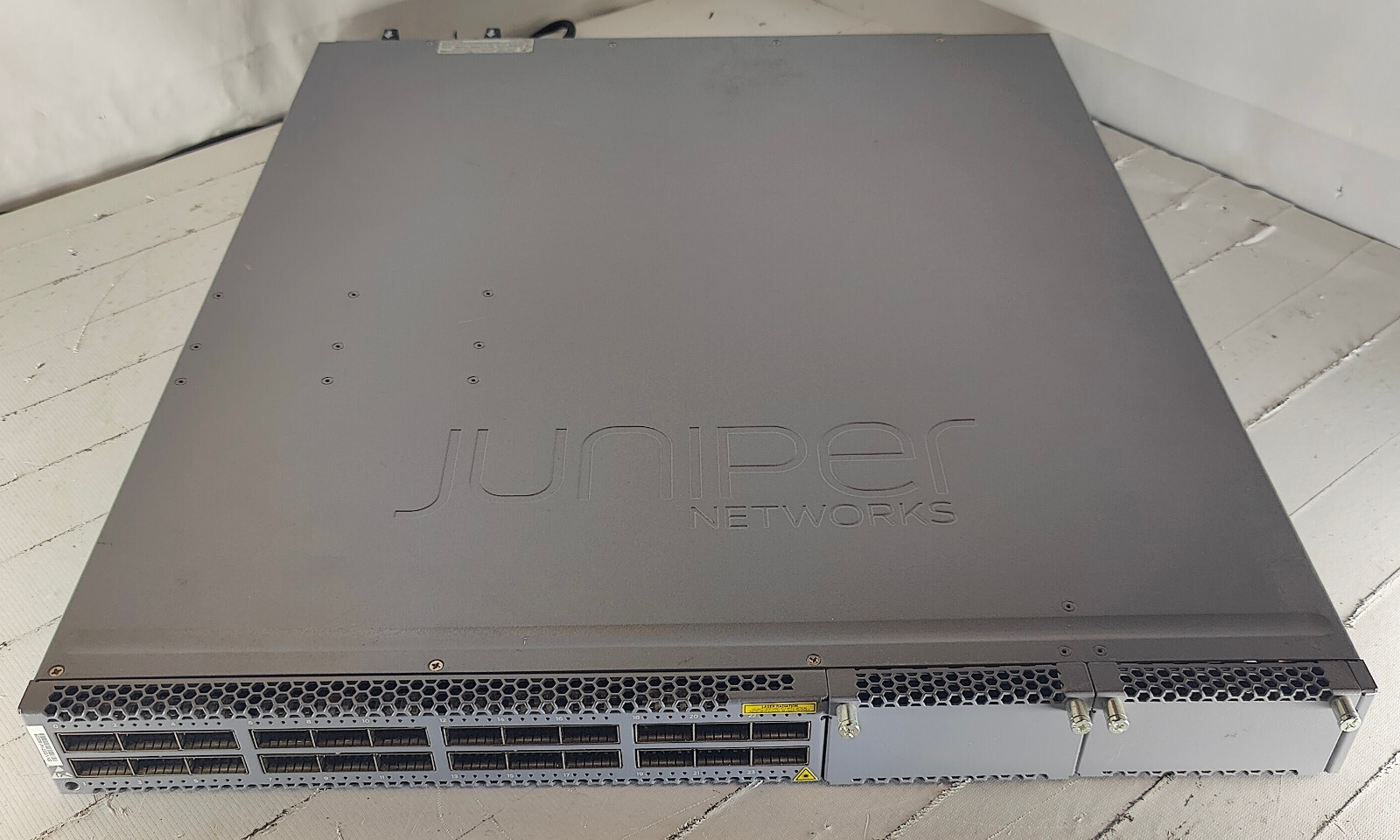 Juniper QFX5100-24Q QSFP+ Switch - 24 Ports, 40GbE  QFX5100-24Q-D-3AFO CMUPABKBA