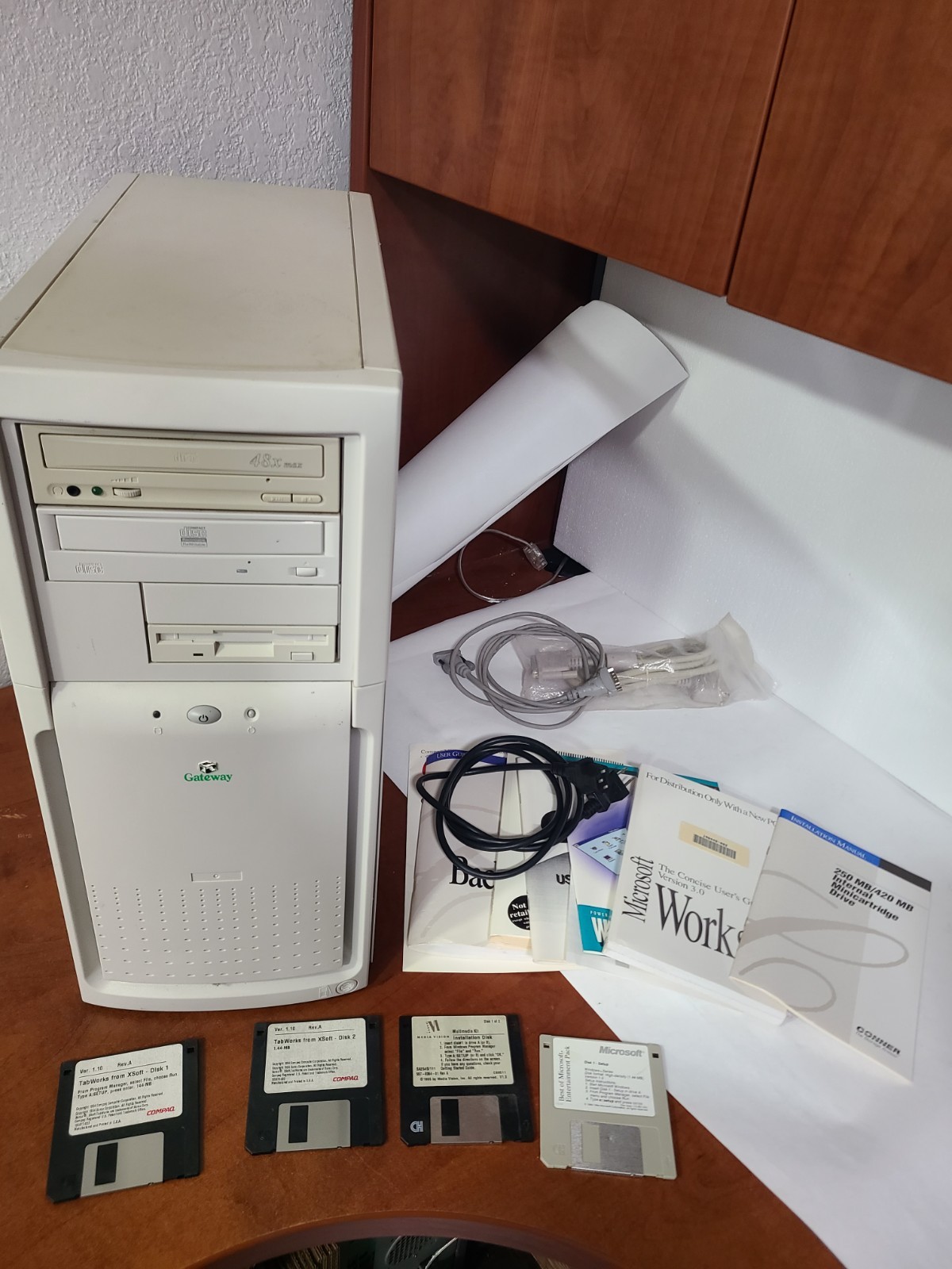 Vintage Gateway Pentium III 800MHz Desktop PC 384MB RAM Windows 98 SE Retro Comp