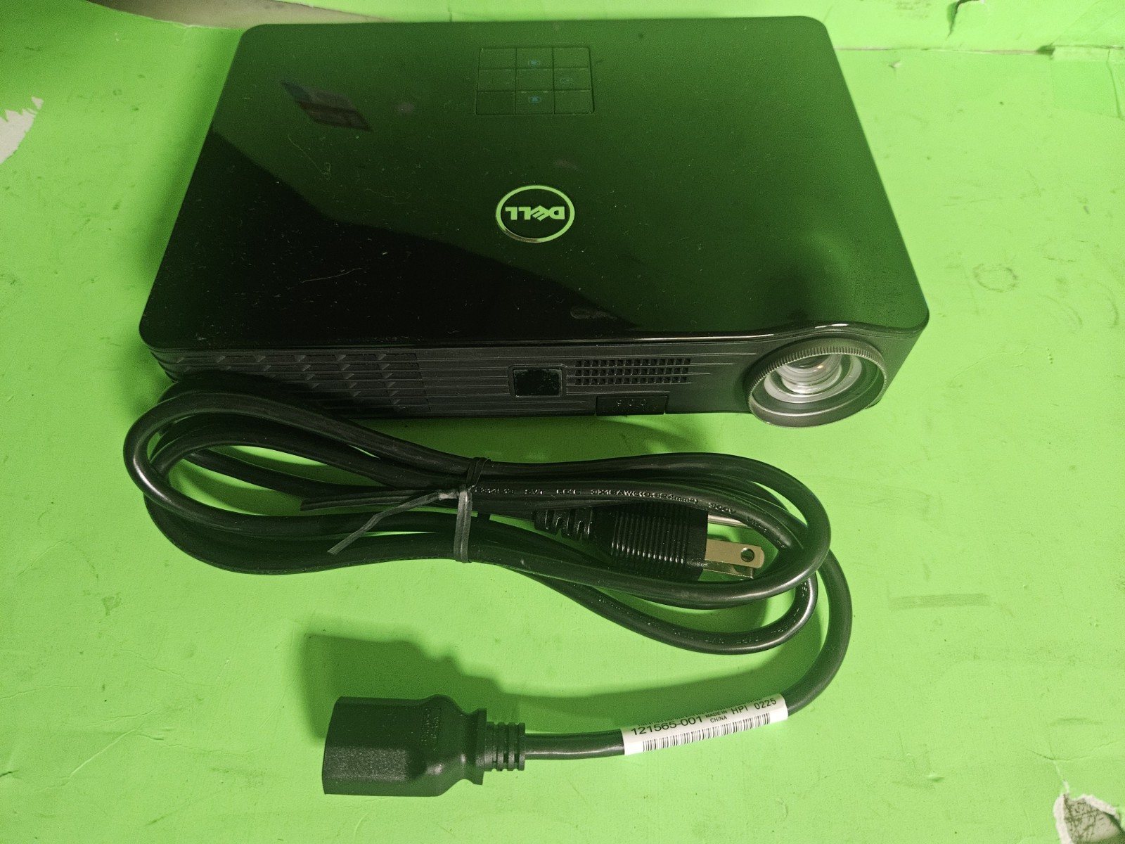 Dell M900HD WXGA Black Portable DLP Mobile Projector 31 hours used