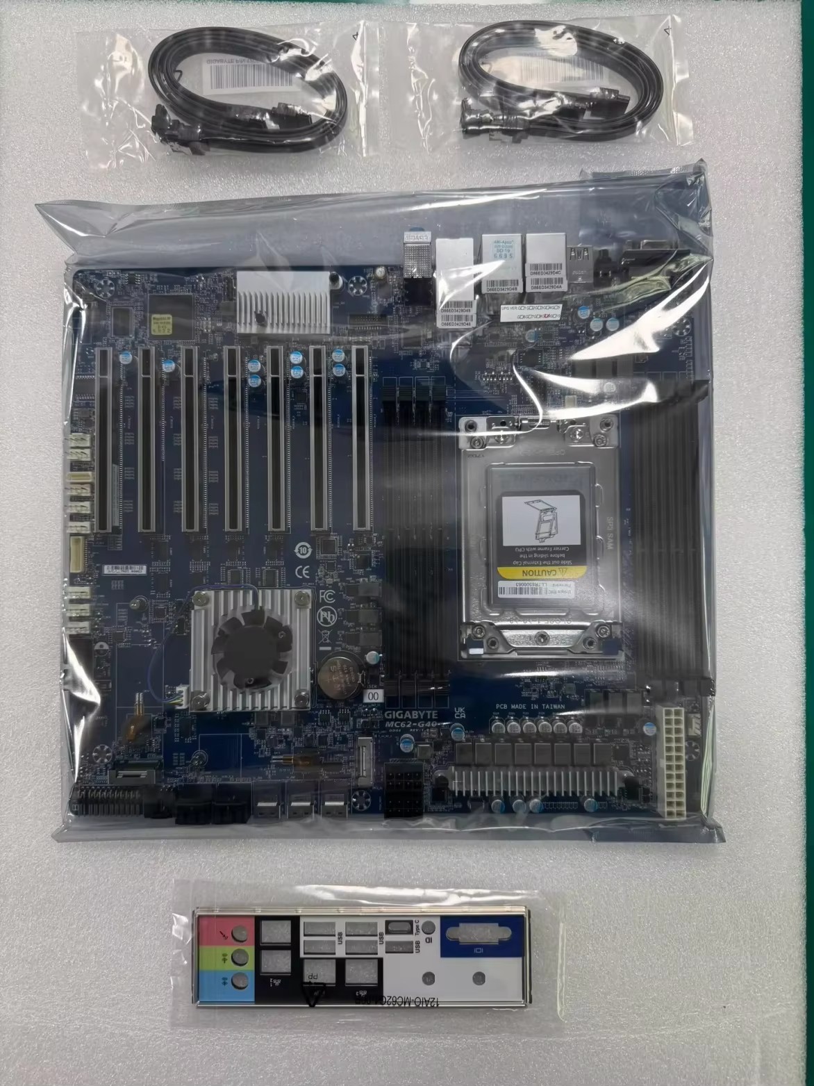 GIGABYTE MC62-G40 sWRX8 SSI CEB DDR4 Workstation Motherboard 8 DIMM PCIe x16