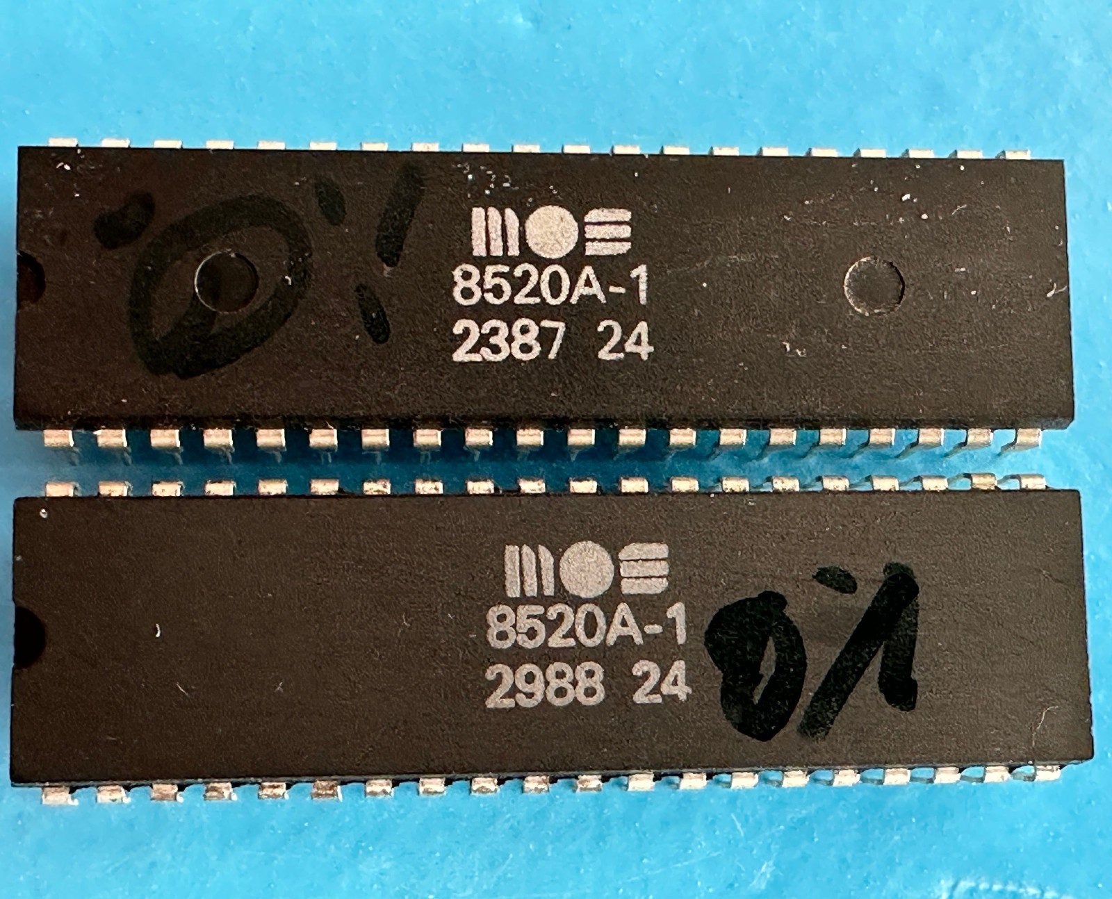 8520A-1 MOS/CSG ODD EVEN (x2) from an AMIGA 500 rev.6A #23/87 & 29/88