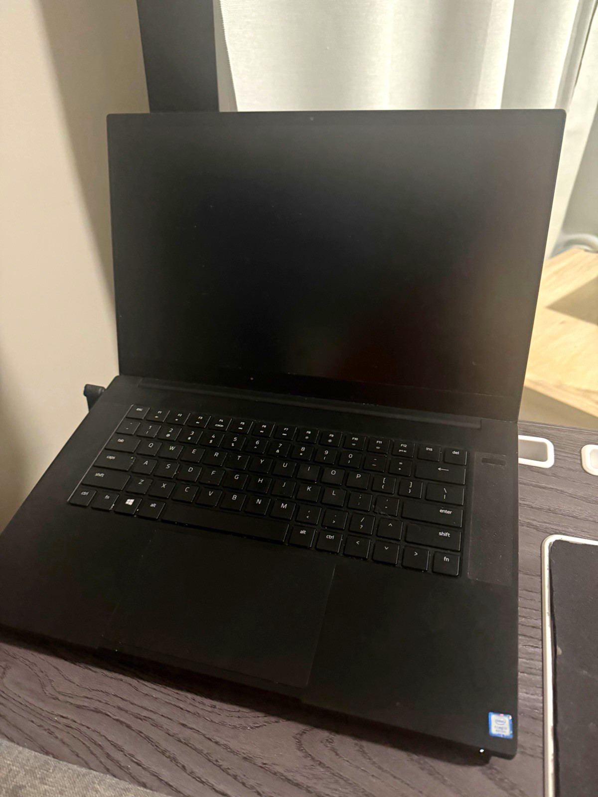 Razer Blade 15.6in i7-8750H 16GB 1TB SSD UHD 630 Win 11 Black Charger