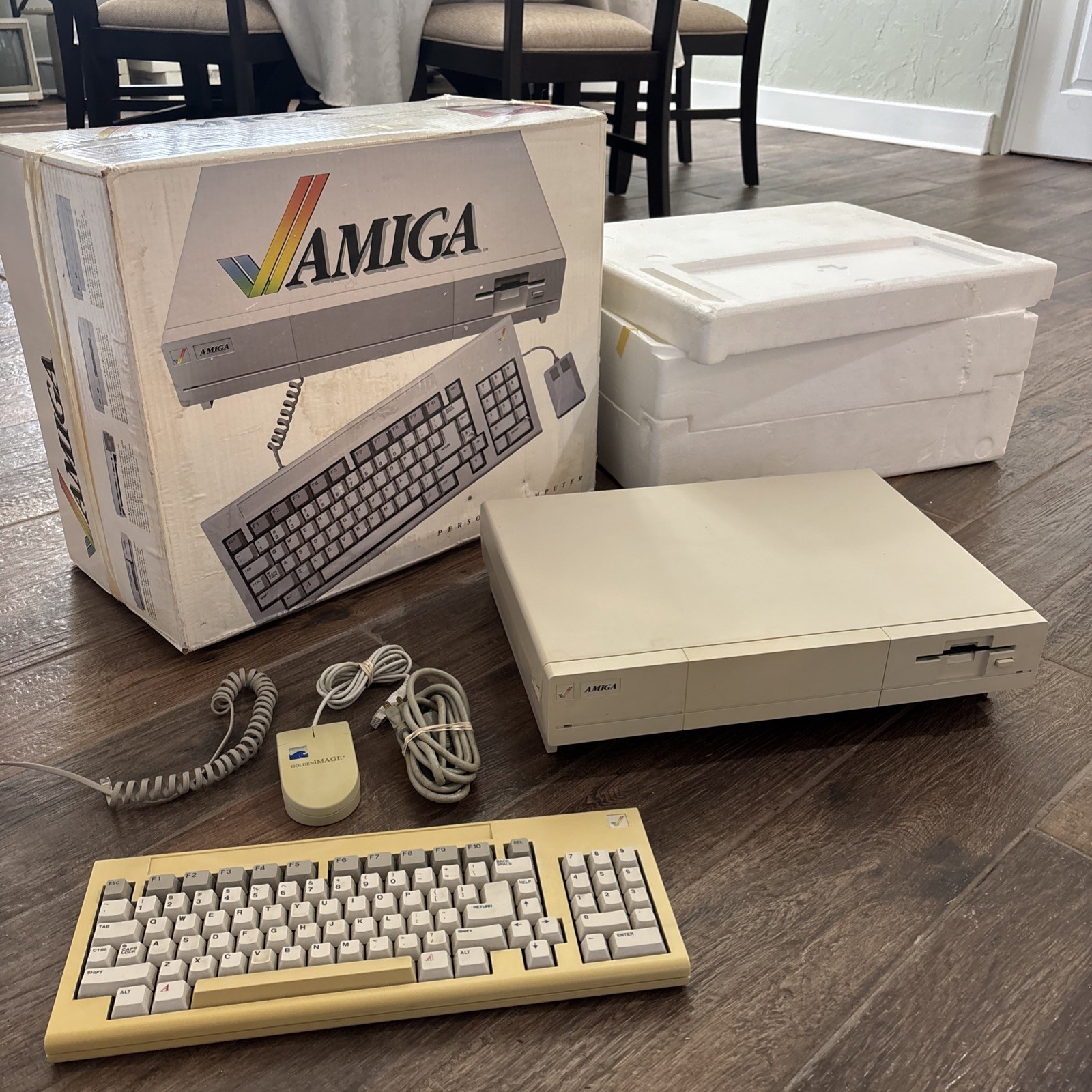 Commodore Amiga 1000 personal computer tested, working, clean w/original box