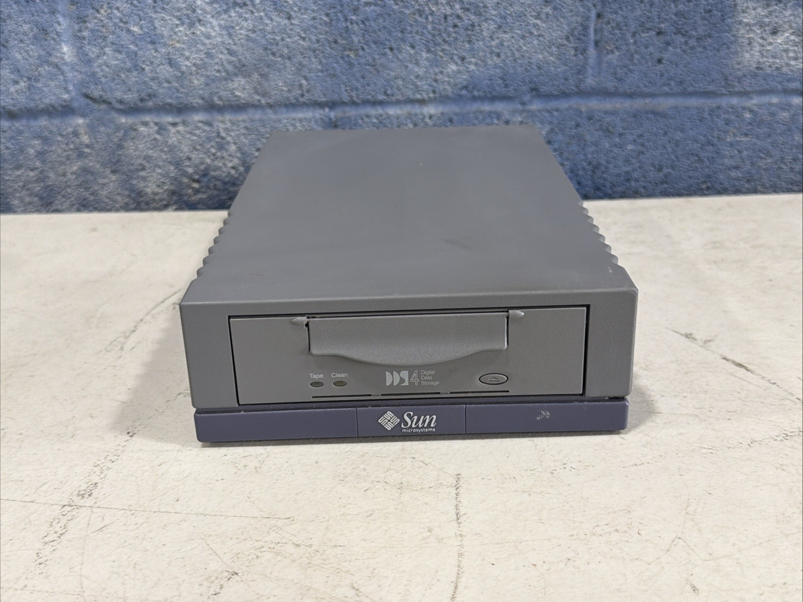 Sun Microsystems 611 External DDS-4 DAT Tape Drive SCSI Backup | PN 599-2350-01
