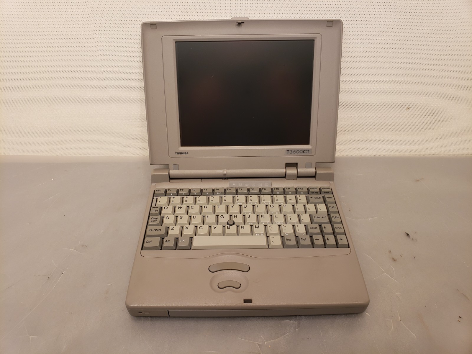 Vintage Toshiba T3600CT Mini Laptop 486DX2-50, 8MB **NO POST, AS-IS