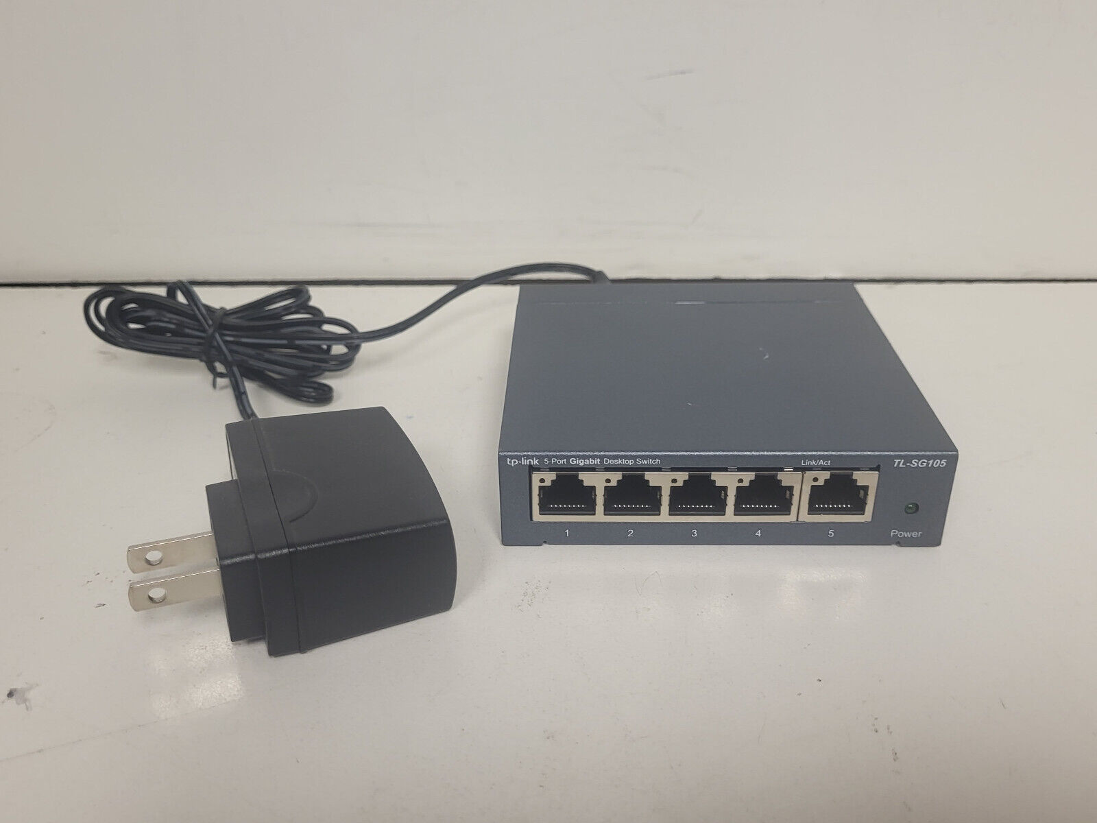TP-LINK TL-SG105S 5-Port Gigabit Internet Desktop Switch