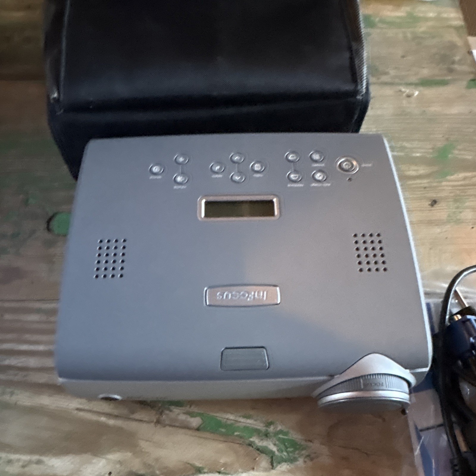 InFocus LP600 DLP Projector 1024x768 1500 Lumens Gray w/ Case VGA Cable