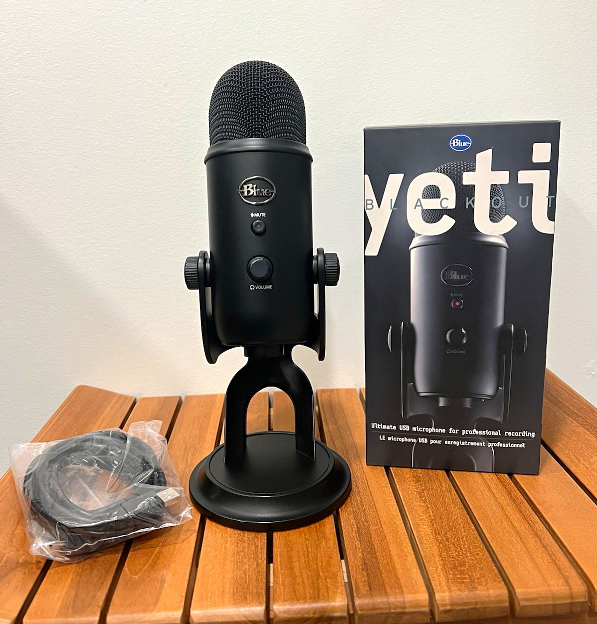 Blue Yeti Blackout USB Wired Mic, Black, Stand, Mute, Headphone Jack