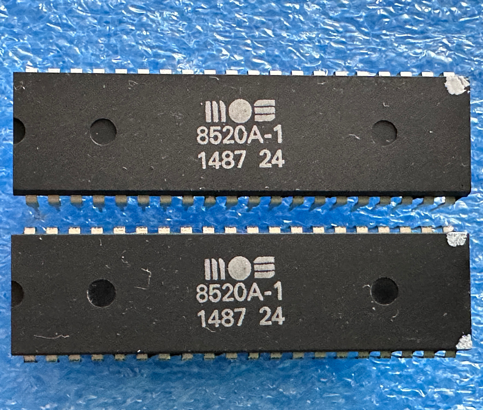 8520A-1 CSG/MOS ODD EVEN (x2) from an AMIGA 500 REV.3 # 14 87