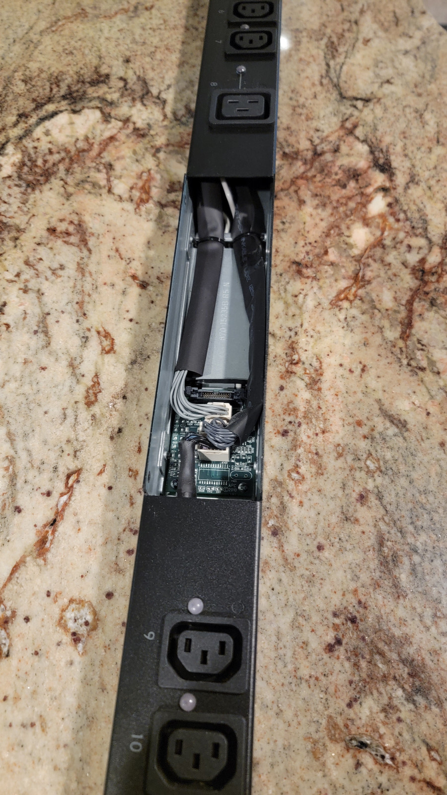 APC AP8959NA3 Switched Rack PDU 220-240V Power Distribution 0U AP8959 Read Discr